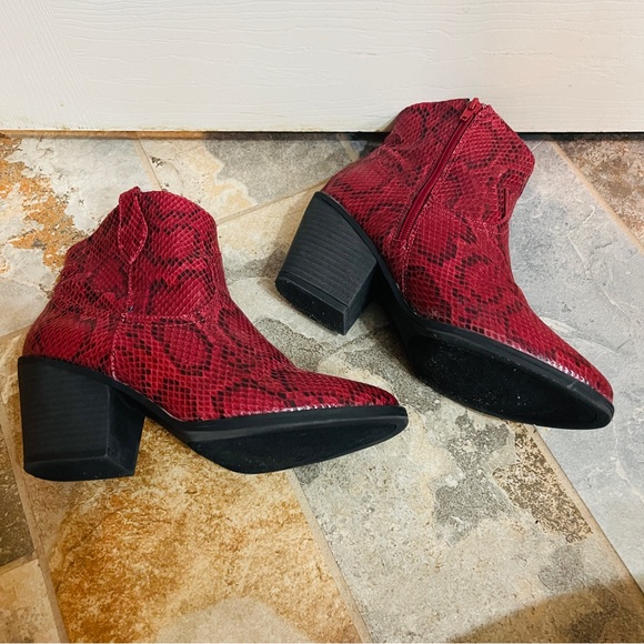 ❤️Wonderful Red & Black Snake Print Zip Up Ankle Booties! - Picture 3 of 10